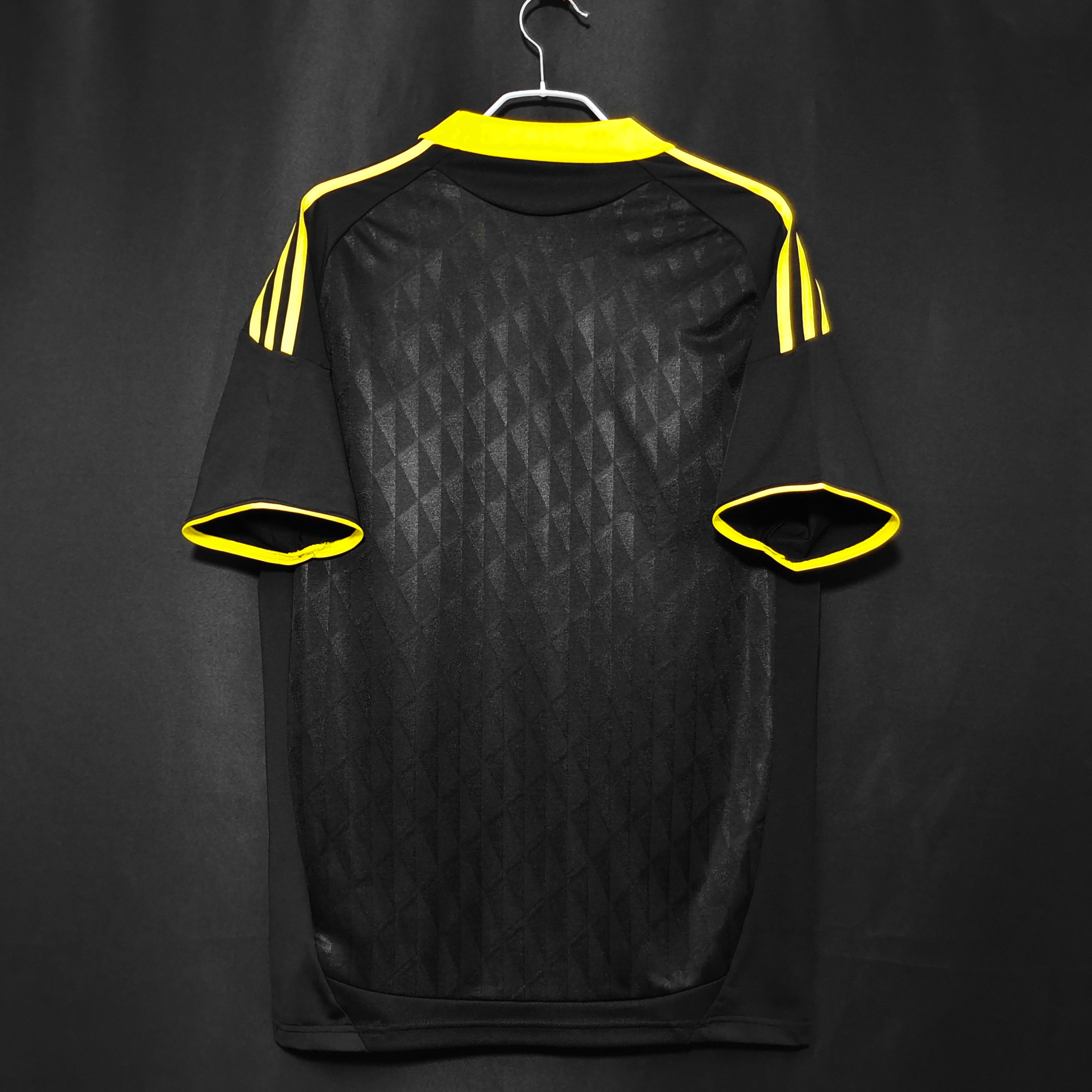 Liverpool 2010-11 Second Away Vintage Jersey - Image 2